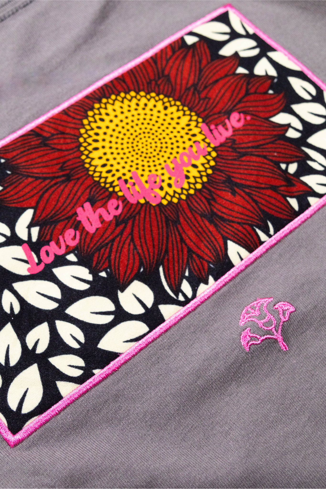 【moyan ecri× StyleReborn】パッチ刺繍 T-Shirt Helianthus Charcoal