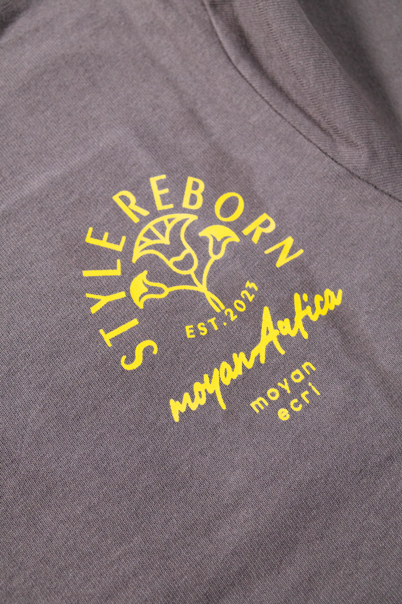【moyan ecri× StyleReborn】パッチ刺繍 T-Shirt Kind of quiet Charcoal