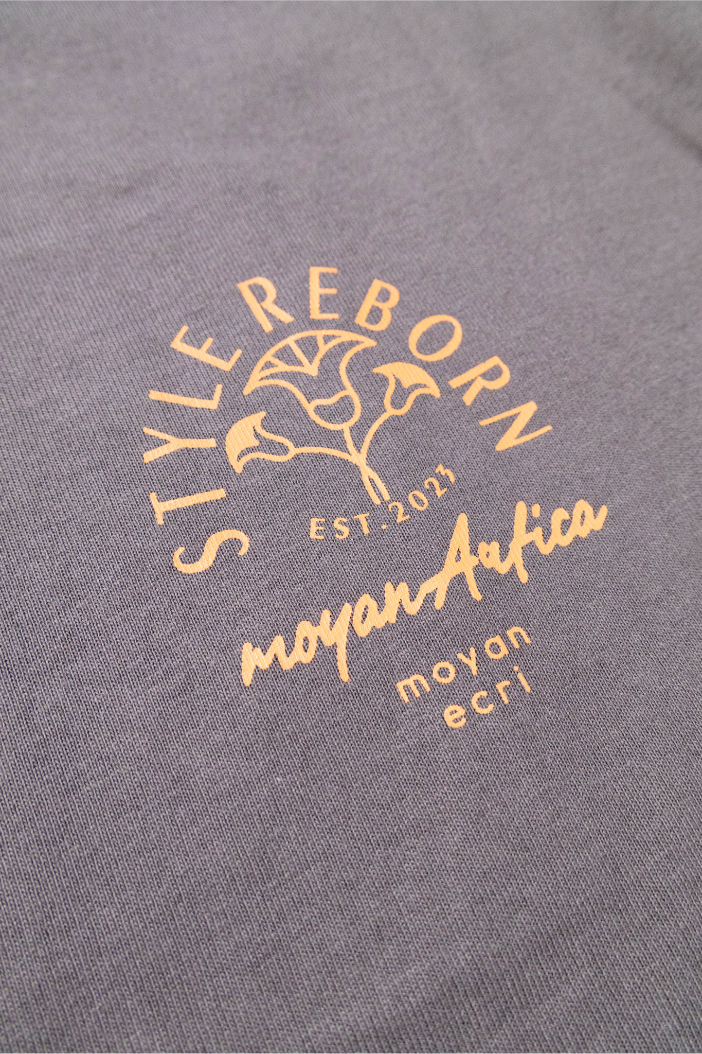 【moyan ecri× StyleReborn】パッチ刺繍 T-Shirt Trust in your Heart Charcoal