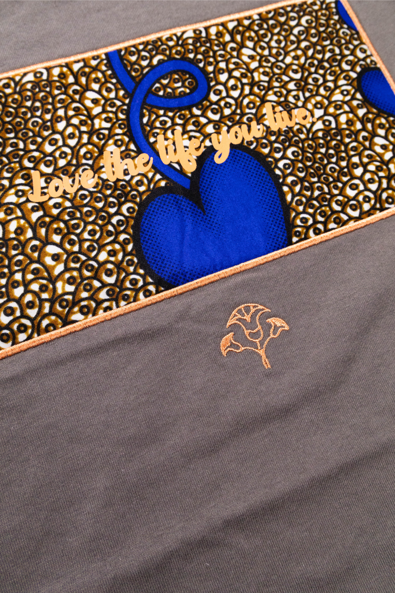 【moyan ecri× StyleReborn】パッチ刺繍 T-Shirt Trust in your Heart Charcoal