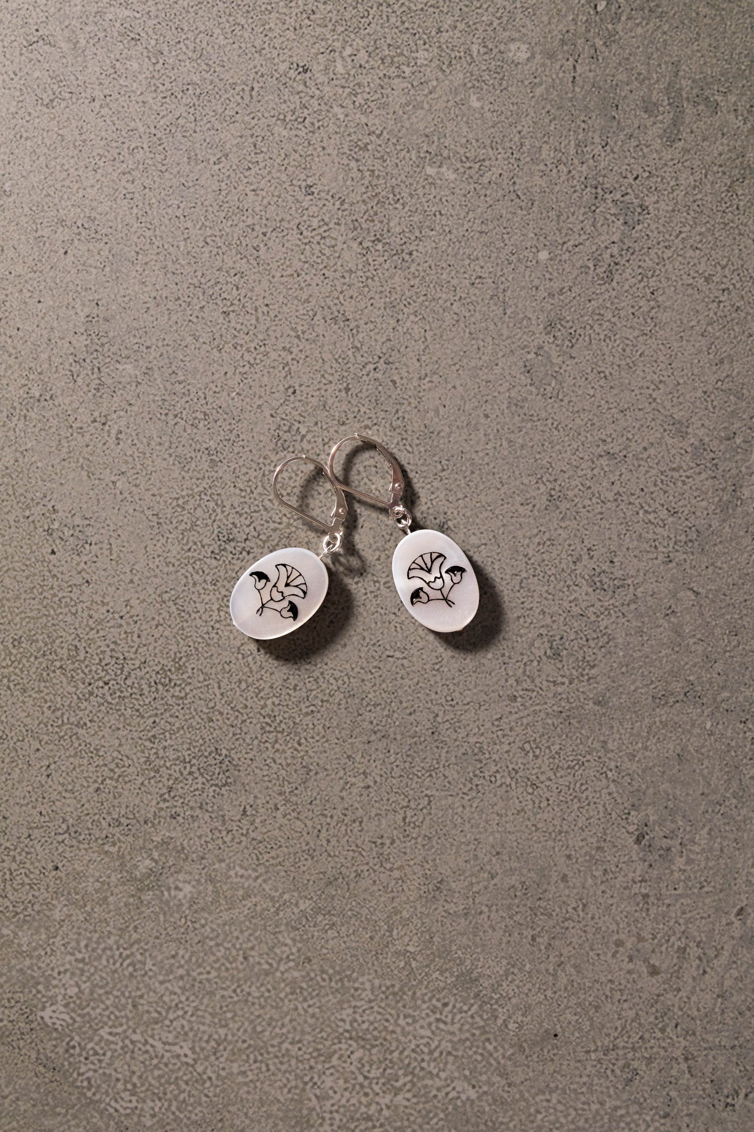 【nanan bijouxxx×StyleReborn】Symbol On Shell Earring Black