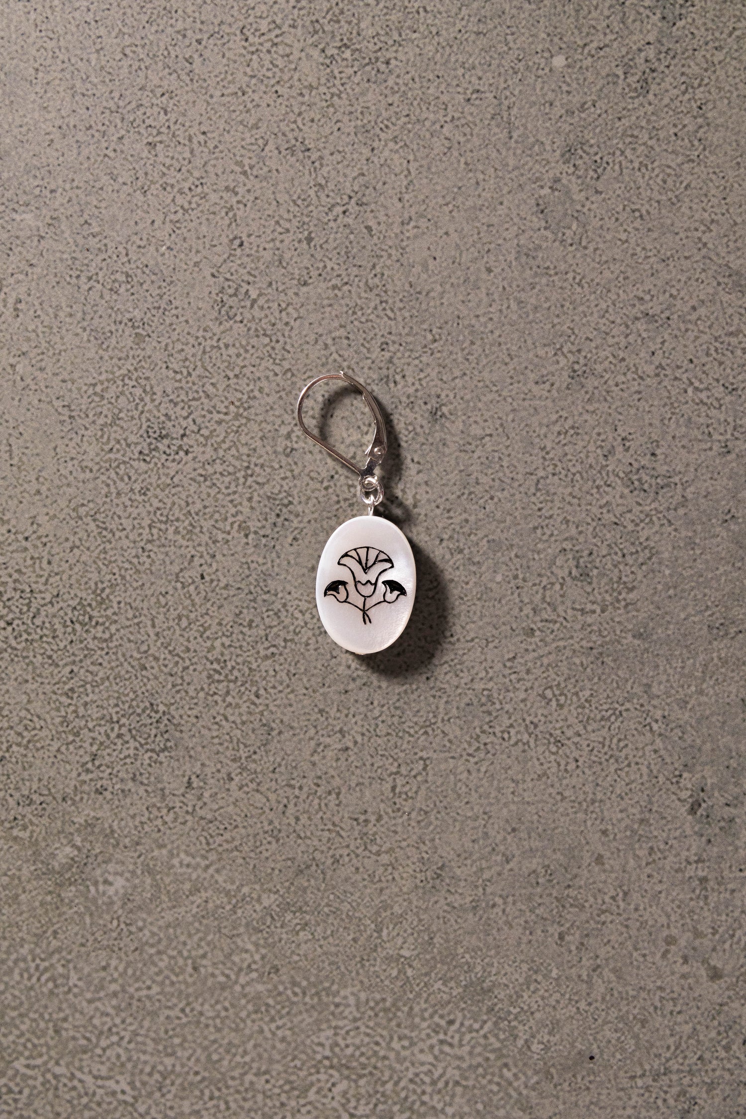 【nanan bijouxxx×StyleReborn】Symbol On Shell Earring Black