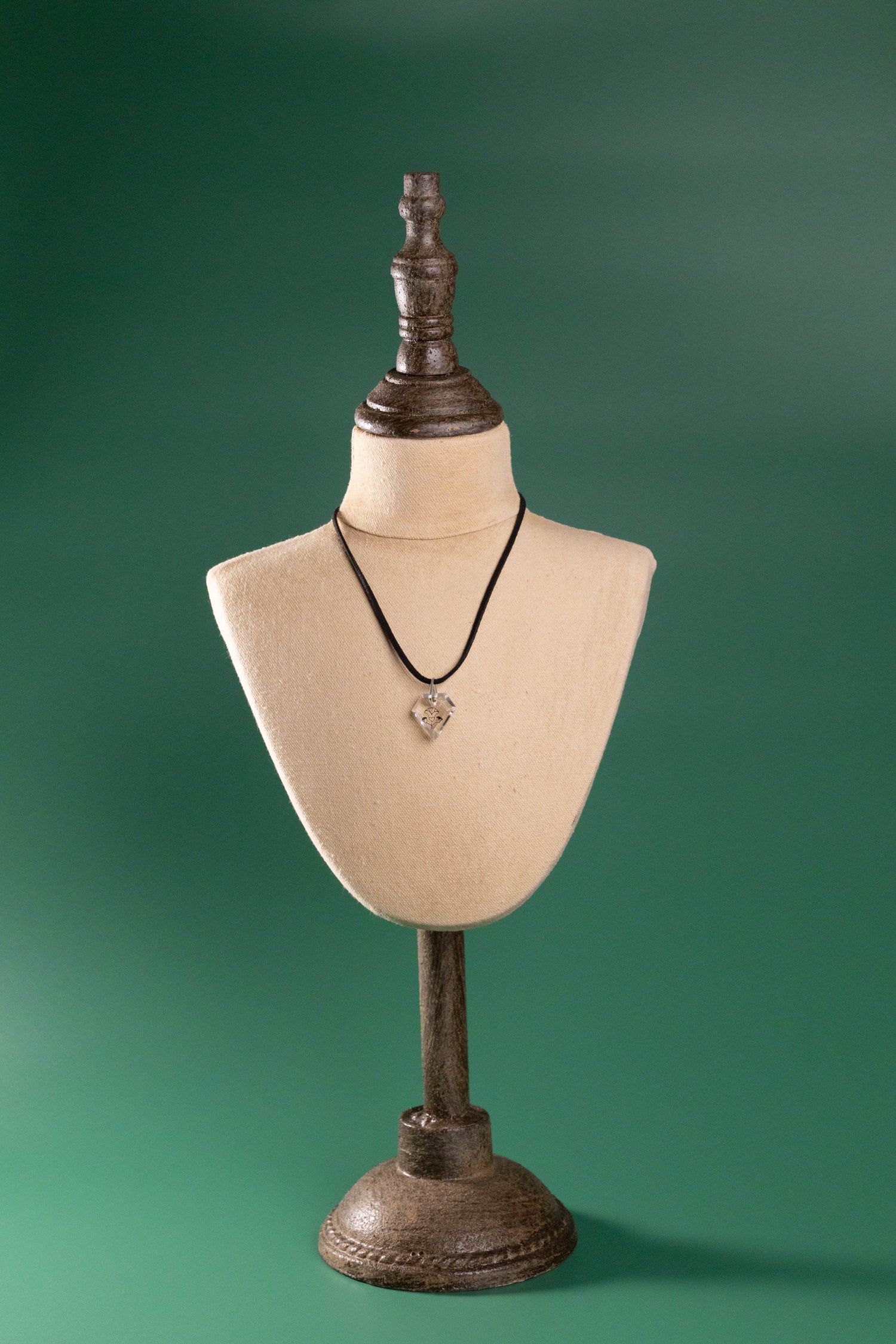 【nanan bijouxxx×StyleReborn】Symbol On Crystal Necklace PU×Black