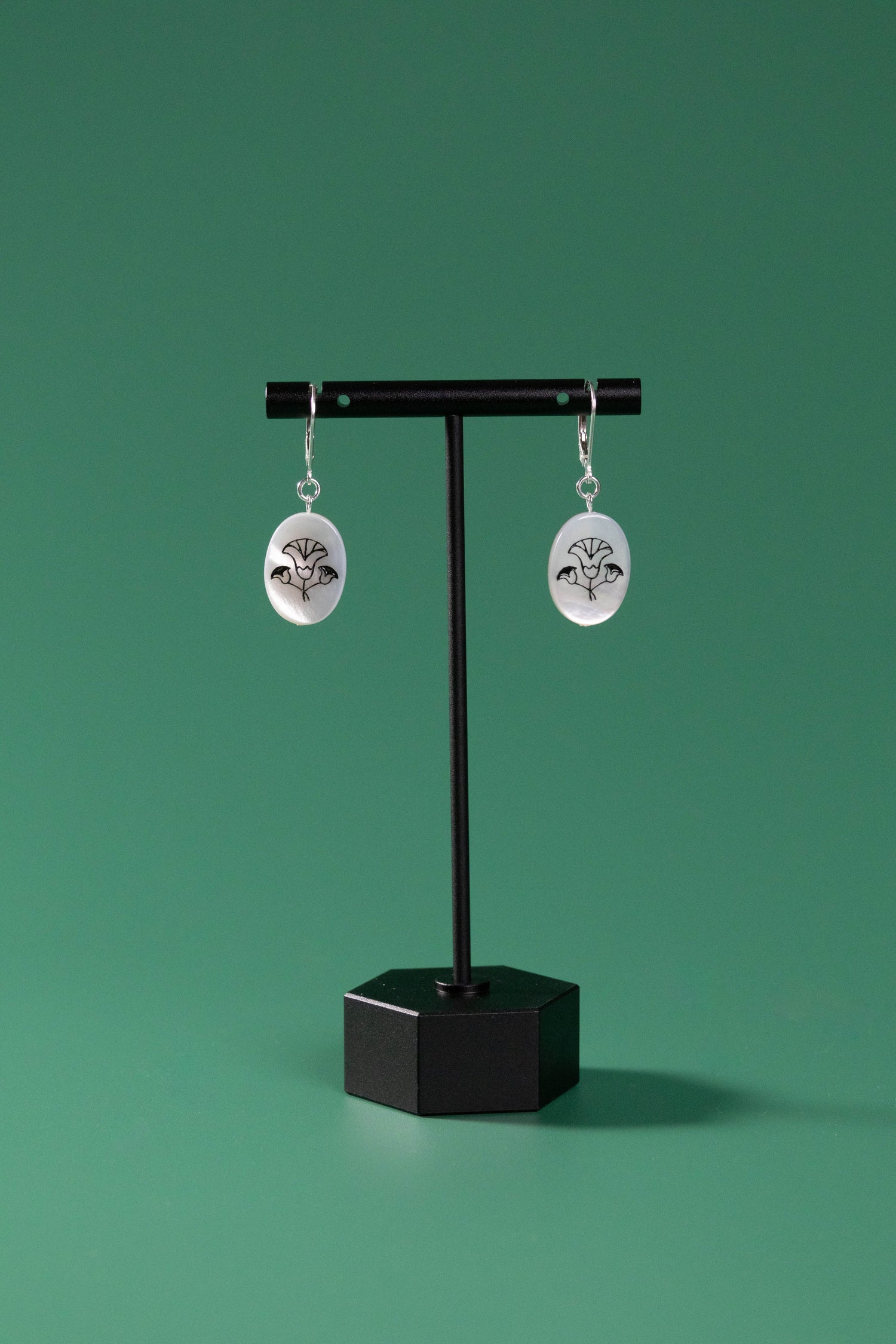 【nanan bijouxxx×StyleReborn】Symbol On Shell Earring Black